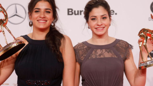Migranti, arrestata la campionessa di nuoto siriana Sarah Mardini (in foto Sarah e la sorella Yustra)