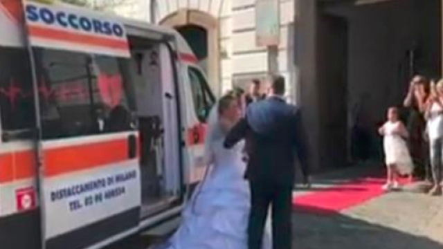 Napoli, sposa arriva in chiesa con l'ambulanza
