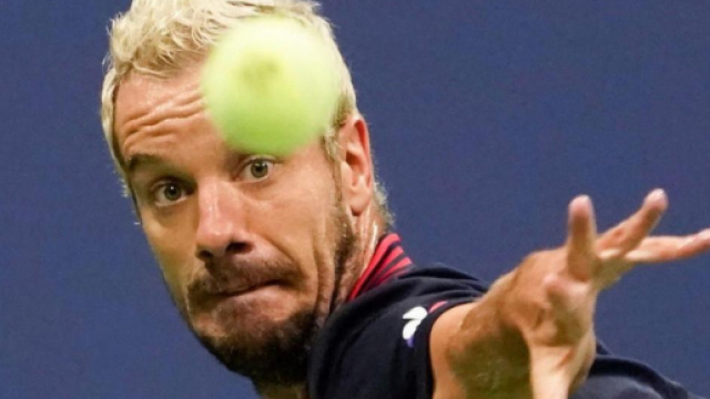 Nuit de samedi &agrave; ce dimanche, Richard Gasquet concentr&eacute; &agrave; la r&eacute;ception d&rsquo;une balle contre Novak Djokovic. Reuters/Robert Deutsch