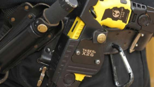 Taser, la pistola che d&agrave; la scossa dal 5 settembre sar&agrave; usata in via sperimentale dalle forze dell'ordine in 12 citt&agrave; italiane.