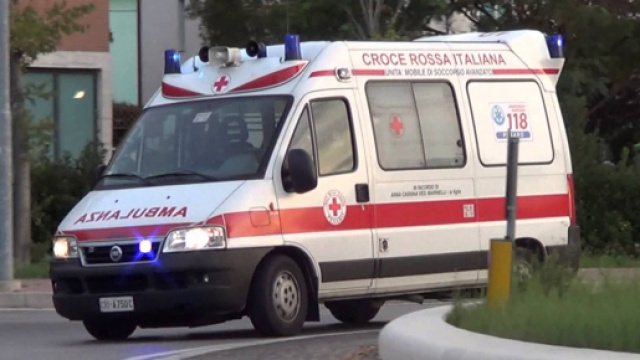 Un'ambulanza si &egrave; fermata lungo la costa per consentire a un anziano paziente di ammirare, forse per l'ultima volta, il mare.