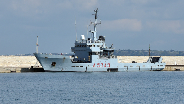 Brindisi, sette quintali di sigarette a contrabbando su una nave militare: marinai sotto inchiesta (in foto la nave Caprera)