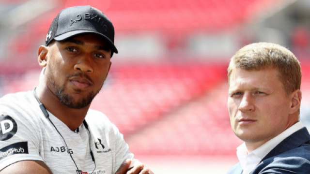 Anthony Joshua ed Alexander Povetkin: sullo sfondo lo stadio di Wembley