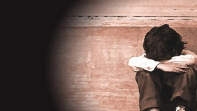 Bambina di 7 anni violentata con un tubo di metallo