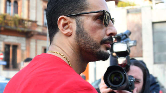 corona tornato single per colpa di messaggi trovati sul suo cellulare