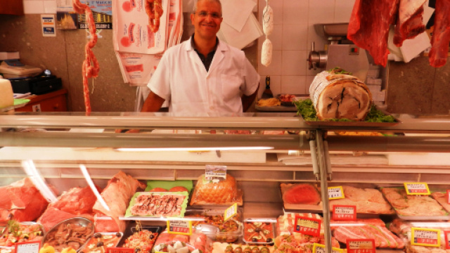 Francia, &egrave; 'guerra della bistecca': guardie armate per difendersi dagli assalti vegani