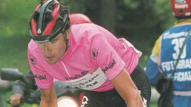 Gianni Bugno in maglia rosa al Giro 1990.