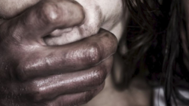 Orrore in India: bimba di 7 anni violentata con un tubo di metallo da un giovane.