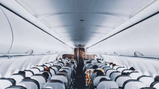 Sangue dal naso e dalle orecchie, panico in aereo