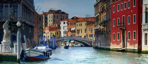 The mayor of Venice, Italy has put forward a proposal to ban "boorish" tourists sitting in public spaces. [Image CCO Creative Commons | Pixabay]