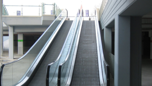 29enne cade dalle scale mobili e perde la vita