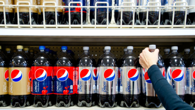 bibite gassate e soft drinks pieni di microplastiche