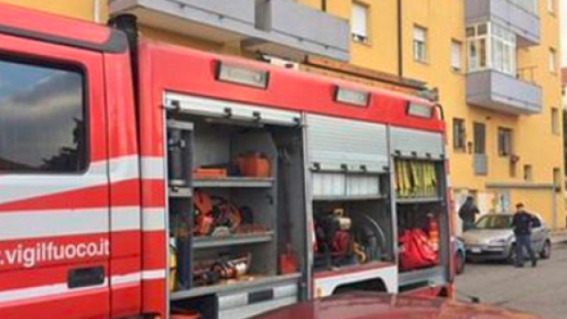 Brescia, carabiniere appicca il fuoco e chiude la figlia in casa.