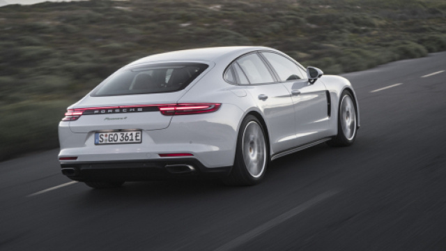 La Panamera 4 E-Hybrid, grazie al motore elettrico, raggiunge i 462 cv di potenza