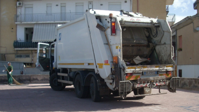 Lecce, donna investita da autocompattatore: non &egrave; in pericolo di vita.