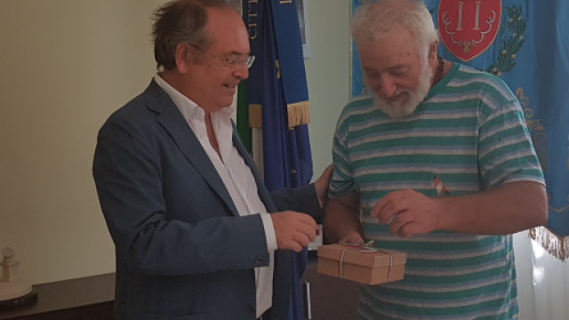 Brindisi, 'Nonno Vito' dipinge per errore la sede storica dell'Archivio di Stato (in foto il 67enne premiato dal sindaco Riccardo Rossi)