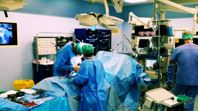 Il bambino &egrave; stato operato ad una mano da un equipe di specialisti dell'ospedale Marino.