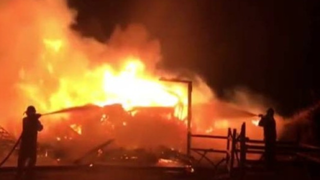 Incendio a Calci, Pisa: evacuate un centinaio di persone, le operazioni dei Vigili del Fuoco proseguiranno in mattinata
