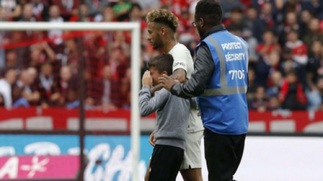 Neymar est heureux d'avoir pu donner son maillot &agrave; un jeune homme au Roazhon Park