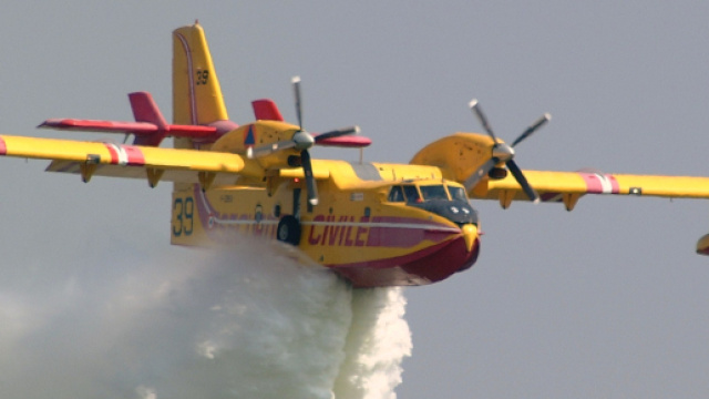 Pisa: con le prime ore dell'alba si alzano in volo i Canadair