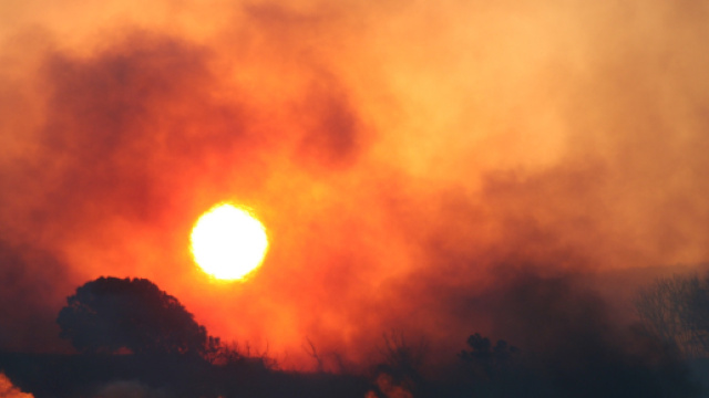 Si cerca disperatamente di spegnere le fiamme che stanno devatsando la Val di Serchio, nel Pisano.