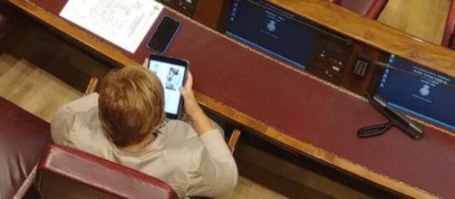 Celia Villalobos, consultando su tablet este mi&eacute;rcoles en el Congreso. / La Sexta