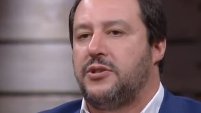 Matteo Salvini a muso duro con Macron: 'Non pu&ograve; dare lezioni'