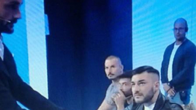 Nicola Panico si scusa con Luigi Mastrangelo sotto gli occhi di Lorenzo Riccardi