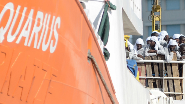 Aquarius, Italia nega approdo: sbarcheranno a Malta i 58 migranti a bordo