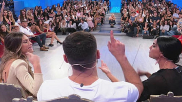 Lorenzo stuzzica Mara, scintille tra la siciliana e Teresa