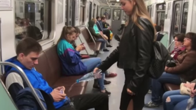 San Pietroburgo: getta acqua e candeggina sui genitali degli uomini.