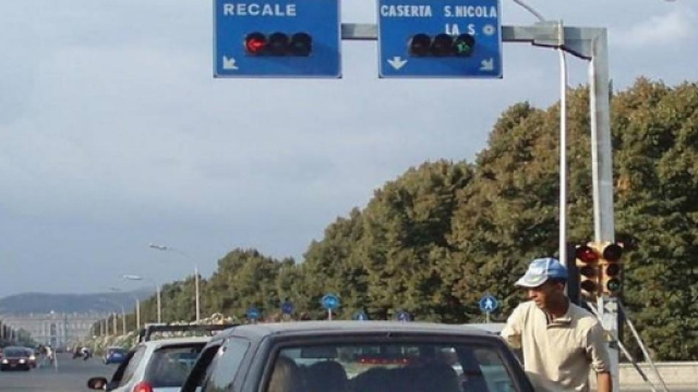 Caserta, lavavetri aggredisce una ragazza ai semafori - Teleclubitalia