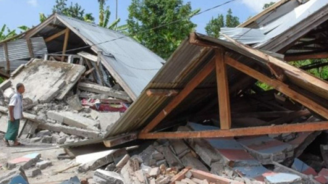 Diverse abitazioni distrutte dopo il terremoto sull'isola di Sulawesi