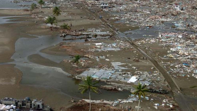 Effetti da tsunami in Indonesia nel dicembre 2004.