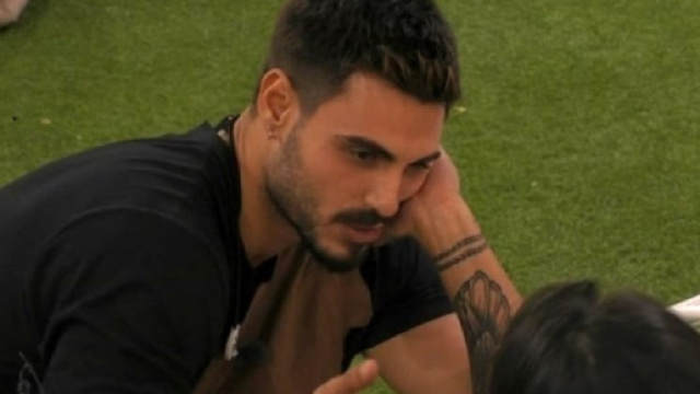 GF Vip: secondo alcuni concorrenti Francesco Monte si vuole creare una finta storia d&rsquo;amore.