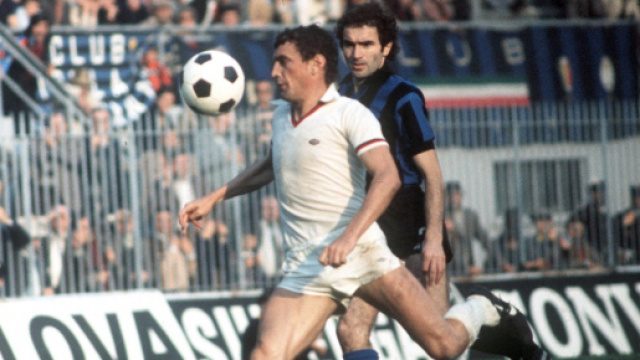 Gigi Riva in azione a San Siro contro l'Inter in una sfida degli anni '70