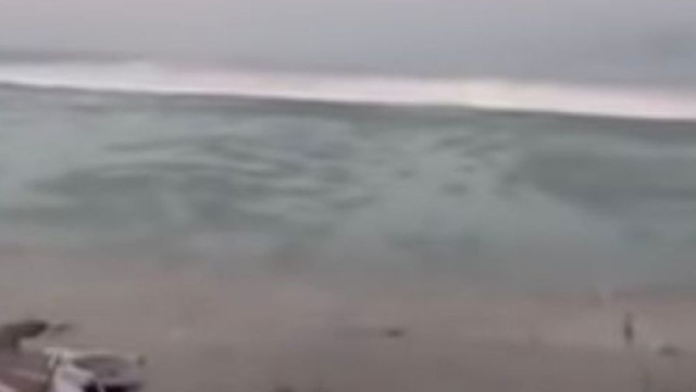 Tsunami a Sulawesi, onda di 2 metri si abbatte sulla spiaggia