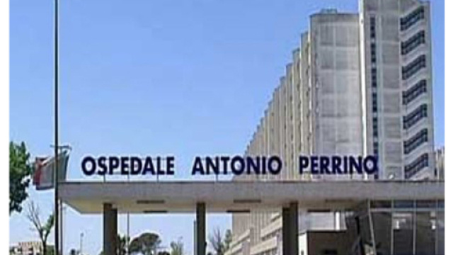 Brindisi, panico in ospedale: richiedente asilo danneggia i vetri delle auto e della sala Tac del nosocomio: denunciato