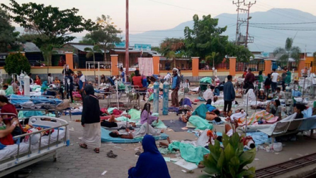 Le vittime ricevono assistenza davanti all'ospedale di Palu (Antara/BNPB Sutopo Purwo Nugroho)