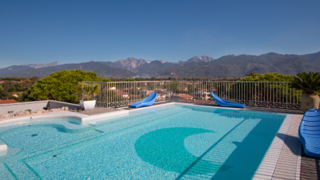 Bambino di 7 anni muore nella piscina di un residence ad Orosei: il racconto.