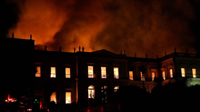 Brasile, incendio devasta il museo nazionale di Rio de Janiero (in foto l'edificio che ospita il museo in fiamme)
