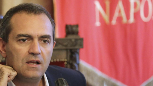 Il sindaco di Napoli Luigi de Magistris annuncia tre delibere per l'autonomia di Napoli che avr&agrave; anche una sua moneta affiancata all'euro.