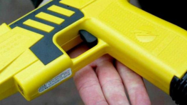 In Inghilterra un 17enne ha avuto un attacco cardiaco dopo essere stato colpito da un taser in uso alla polizia.