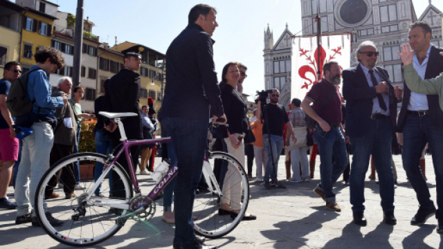Matteo Renzi a Firenze con la bicicletta ricevuta in dono da Colnago