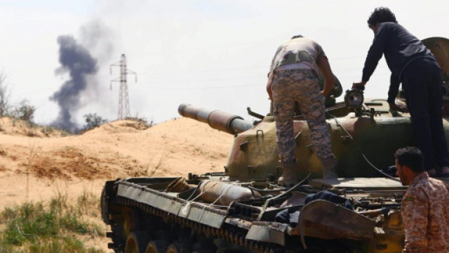 Miliziani della 7/a Brigata all'assalto di Tripoli, la capitale libica rischia l'assedio