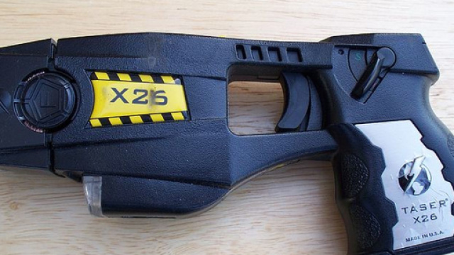 Taser, adesso in dotazione alla Polizia italiana (Ph. WIkimedia Commons - Own work)