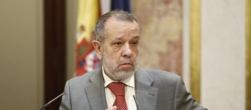 El Defensor del Pueblo pide a la Generalitat quitar las tiras amarillas del sector p&uacute;blico