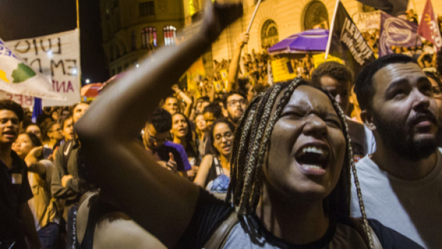 Br&eacute;sil : indignation de la population apr&egrave;s l'incendie du Mus&eacute;e national de Rio de Janeiro.
