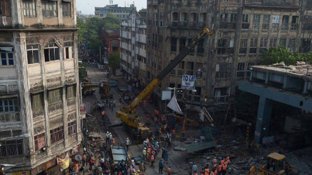 Calcutta, crolla un viadotto in citt&agrave;: ci sarebbero morti e feriti