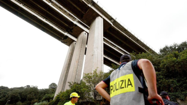 Genova, crollano calcinacci di intonaco su un viadotto della A26 (in foto il viadotto interessato dal crollo)